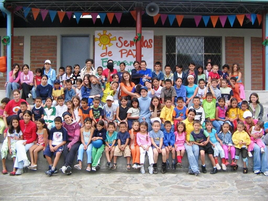 Niños jugando fútbol en un encuentro de la fundación