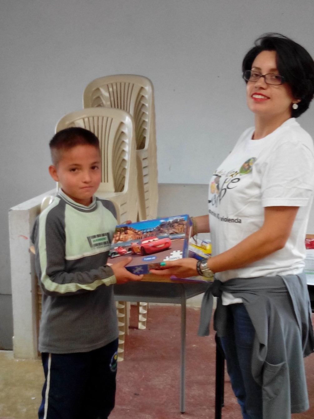 Cecilia entregando un regalo a un niño