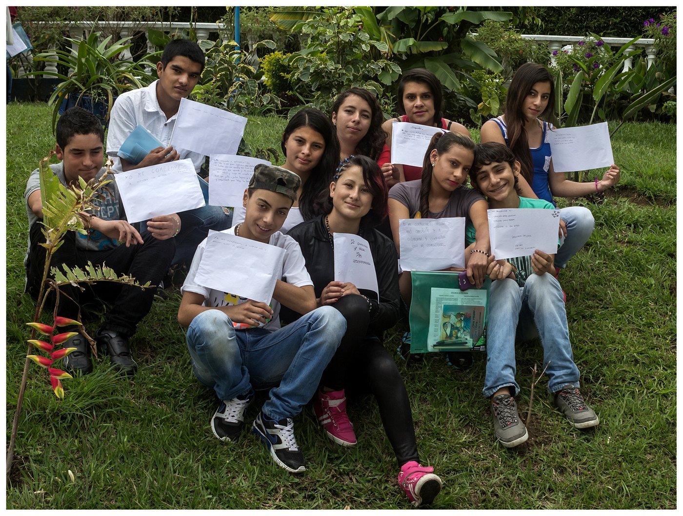 Jóvenes con cartas de compromiso