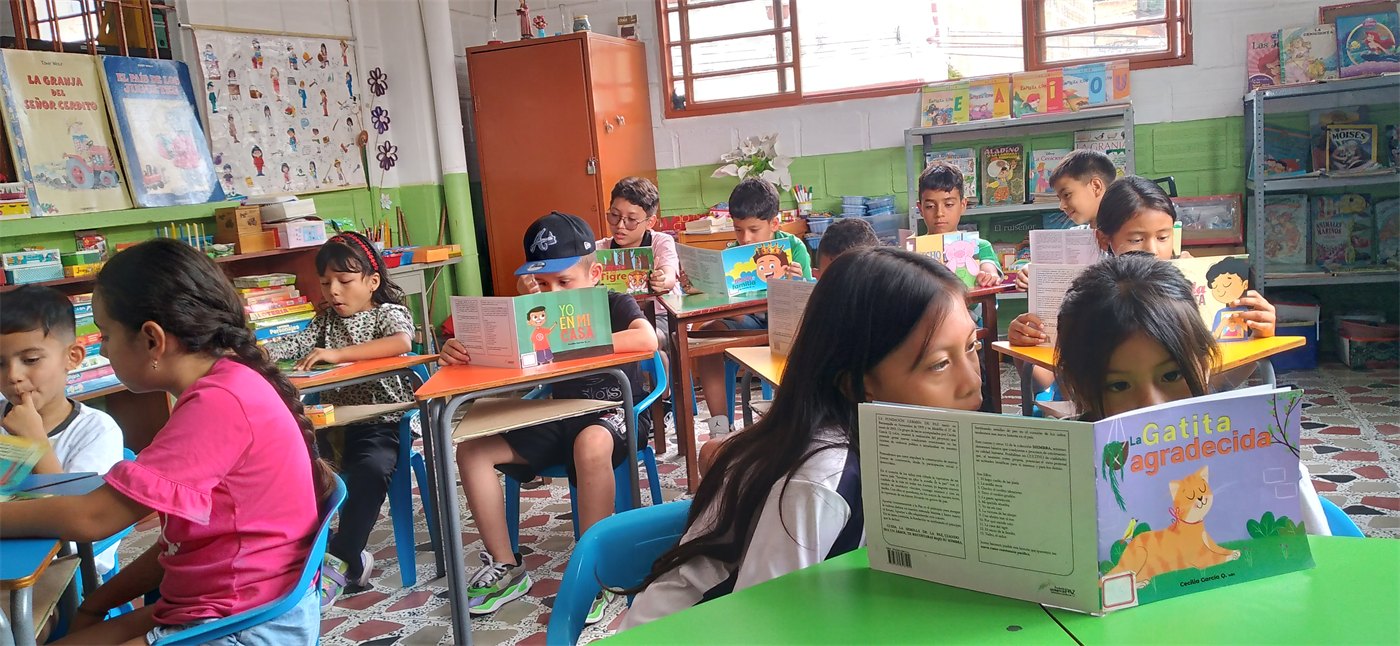 Niños leyendo cuentos de la Colección Siembra en grupo