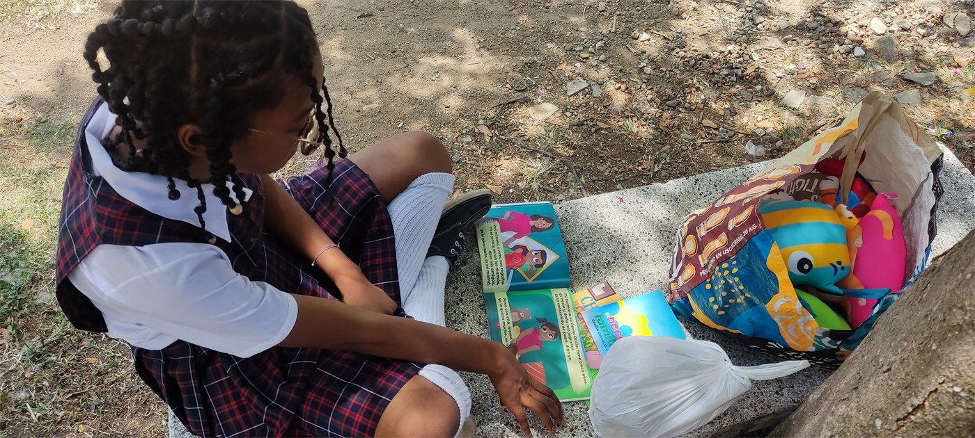 Niña leyendo un cuento de la colección