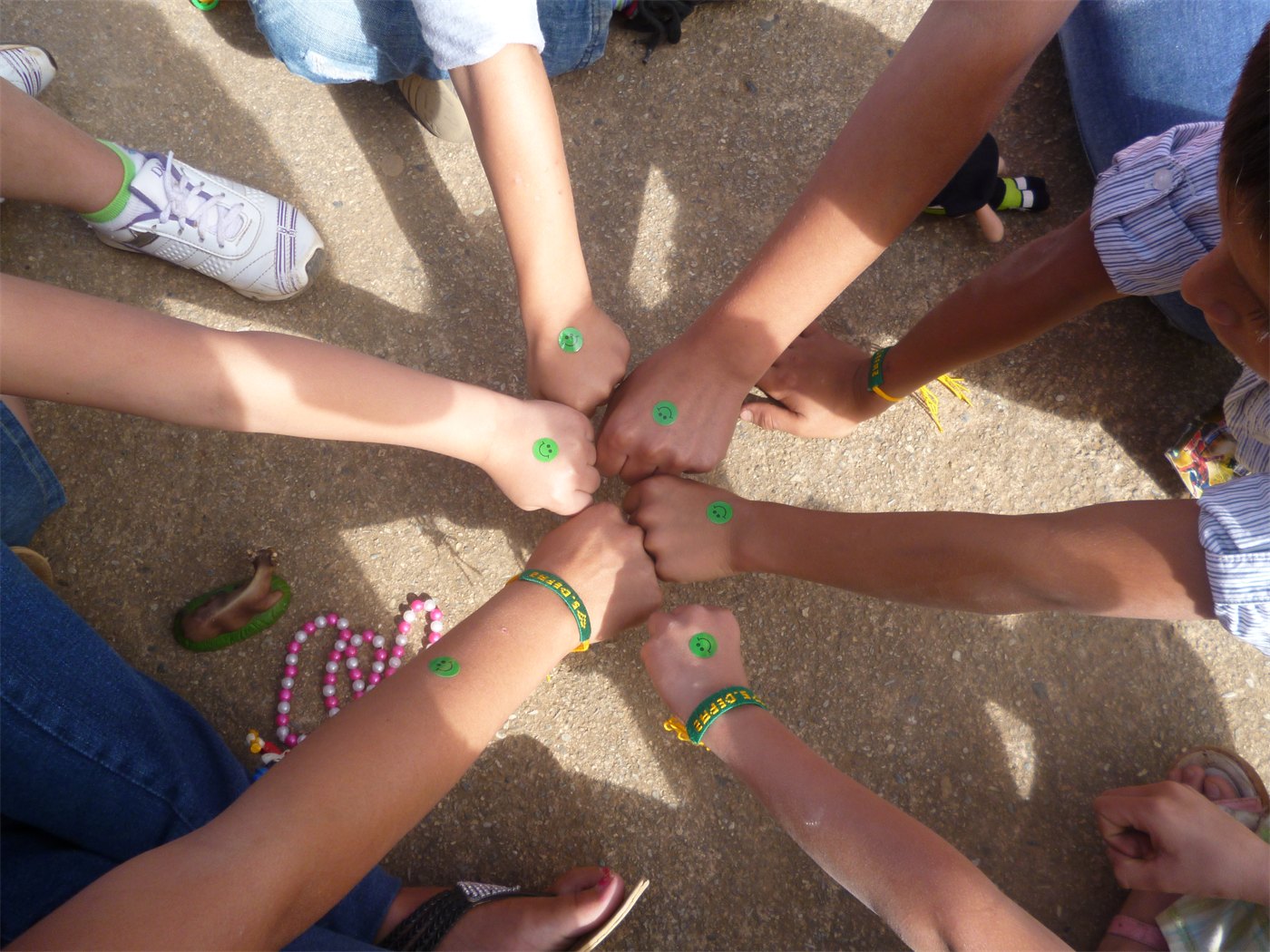 Jóvenes de la fundación mostrando sus compromisos escritos